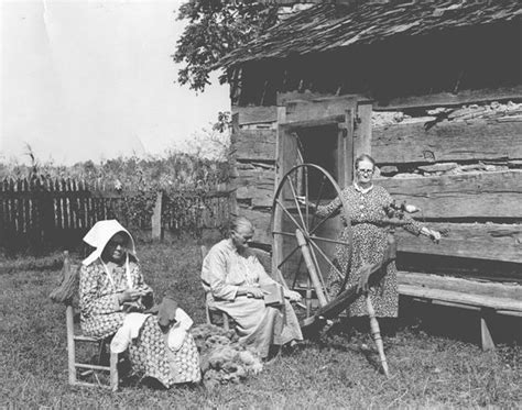 Frontier Pioneer Lifemiddle Woman Is Cording The Wool Or Old