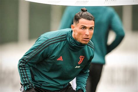 Gaya Rambut Baru Cristiano Ronaldo Curi Perhatian Netizen Berita