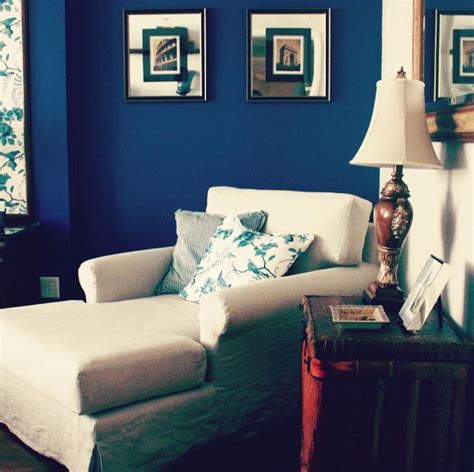 Give your big bedroom blue walls and with them a moody atmosphere that balances out the brightness! Infuse Your Space With Soulful Deep Blue Hues | LIFESTYLE