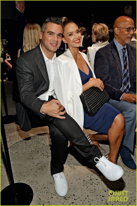 Photo Jessica Alba Makes A Date Night Out Of Nyfw Show 02 Photo