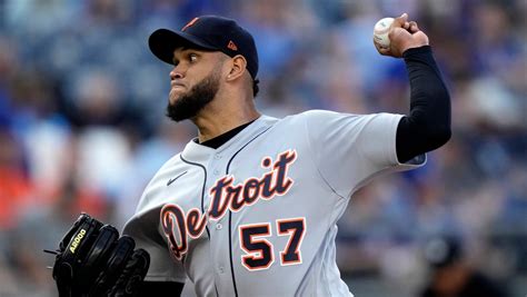 Tigers Offense Stymied In 4 1 Loss Against Royals Series Tied 1 1
