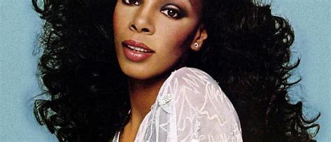 Dès le début des années 1970, la chanteuse avait marqué l'histoire du disco avec des hits comme. La reine du disco Donna Summer est décédée à l'âge de 63 ans