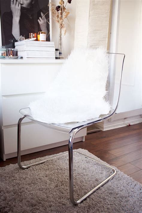 Nie montiert, sehr gut erhalten, einige wenige kleine kratzer in der sitzschale. IKEA (TOBIAS" Stuhl und das "TEJN" Lammfellimitat) | A ...