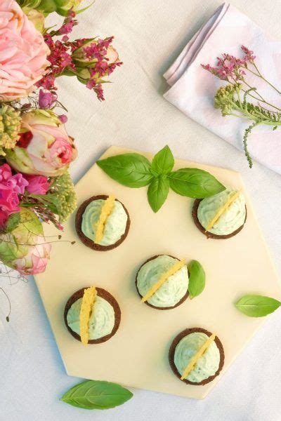 We do not use any sweeteners or artificial colours. Party-Pumpernickel mit Basilikum Creme und Parmesantaler ...