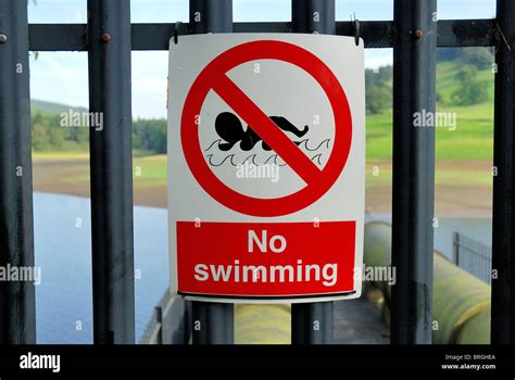 No Swimming Sign Ladybower Dam Derbyshire England Uk Stock Photo Alamy