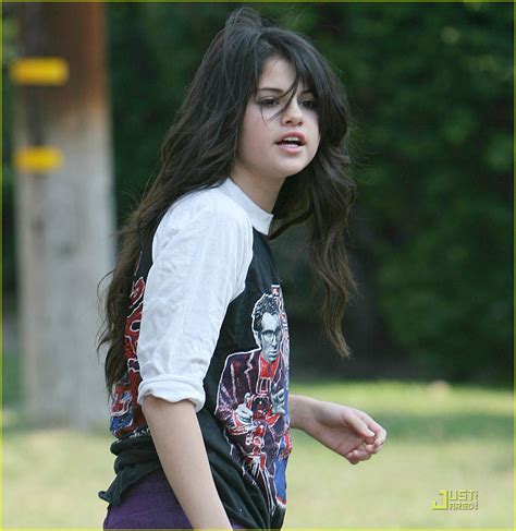 Selena Gomez Is A Sick Skateboarder Photo 1276091 Selena Gomez Pictures Just Jared