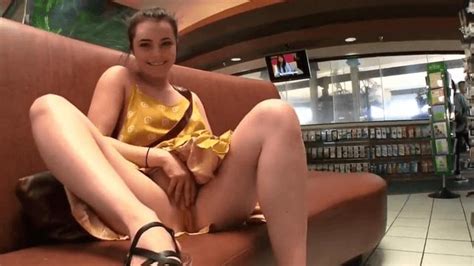 Une Jolie Petite Salope Brune S Exhibe Et Se Branle En Public Filmx Perso