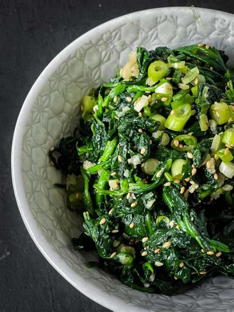 Korean Spinach Side Dish Sigeumchi Namul The Devil Wears Salad