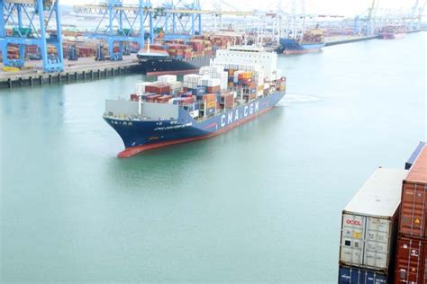 Service de traduction gratuite en anglais, allemand, espagnol, italien, russe, hebreu, portugais, chinois, japonais, français Le départ de Bolloré contraint le Français CMA CGM à ...