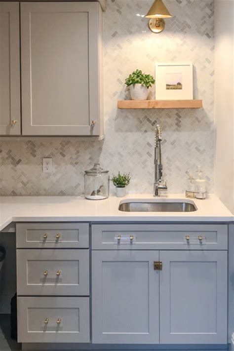 But choose carefully, as new hardware multiplied by several doors and drawers can mean a change for the better but it can also mean magnified mistakes. 29 Catchy Kitchen Cabinet Hardware Ideas 2019 (A Guide for Decorating)