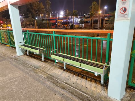 Starts operating at 5:27 am and ends at 11:54 pm. 屯門泳池站月台換新椅 - 香港鐵路 (R1) - hkitalk.net 香港交通資訊網 - Powered by Discuz!