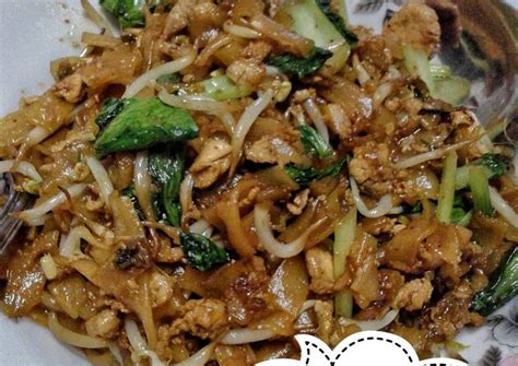 Kwetiau goreng (indonesian for 'fried flat noodle') is a chinese indonesian stir fried flat rice noodle dish from indonesia and popular in southeast asia. Resep Kwetiau goreng ayam ala Solaria oleh Mita Anggraeni ...