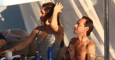 Nadia Ferreira Y Marc Anthony Se Besan A Bordo De Un Yate En Miami