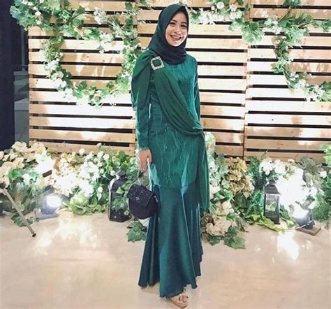 Sebuah dress kondangan brokat panjang hijab kombinasi di masa yang semakin modern seperti sekarang ini merupakan salah satu hal yang memang sangatlah butuh untuk digunakan. √ 50+ Dress Kondangan Bahan Brokat Terbaru 2020