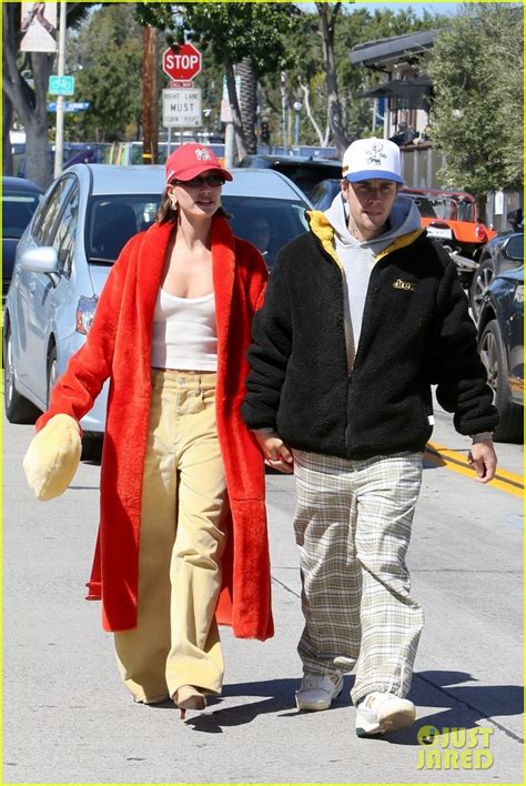 justin bieber gives wife hailey a kiss after sunday brunch date in l a photo 1372862 photo