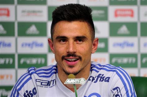 Jogador é um adjetivo, masculino singular pede ao teu irmão jogador um autógrafo para mim. Jogador mais regular, Willian vê Palmeiras no auge deste ...