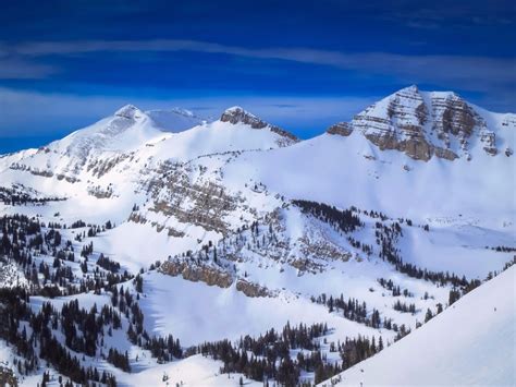 15 best resorts for extreme skiers and snowboarders trips to discover