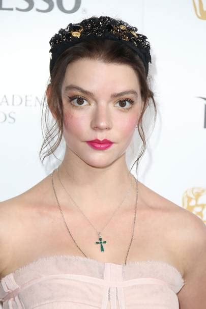 Anya Taylor Joys Hair Makeup And Beauty Photos Glamour Uk