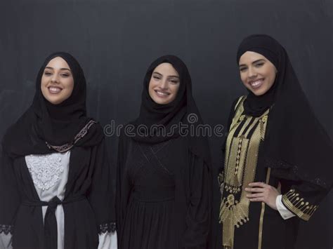 Retrato Grupal De Hermosas Musulmanas Con Un Vestido De Moda Con Hijab Aislado En Un Fondo Negro
