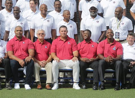 Class Of 2022 Enjoys Photo With Returning Pro Football Hall Of Famers