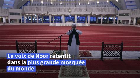 Dans une grandiose mosquée pakistanaise la voix du muezzin convie à la