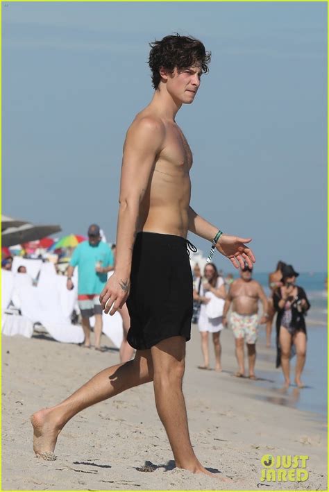 Shawn Mendes Shows Off His Shirtless Bod At The Beach In Miami Photos Photo 1334943 Photo