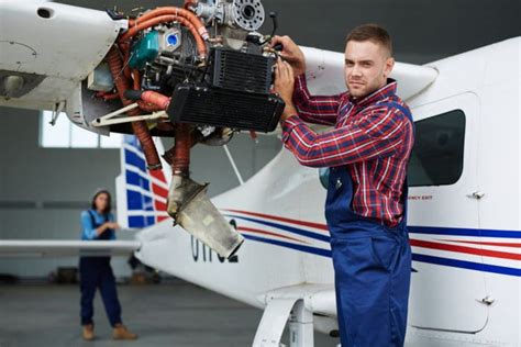 Aircraft Mechanic - Salary, How to Become, Job Description & Best Schools