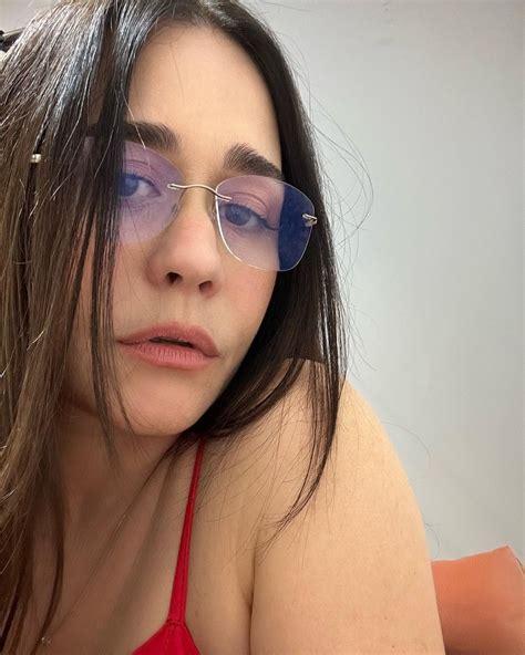 Alessandra Negrini ganha elogios ao posar com óculos e look vermelho Deusa