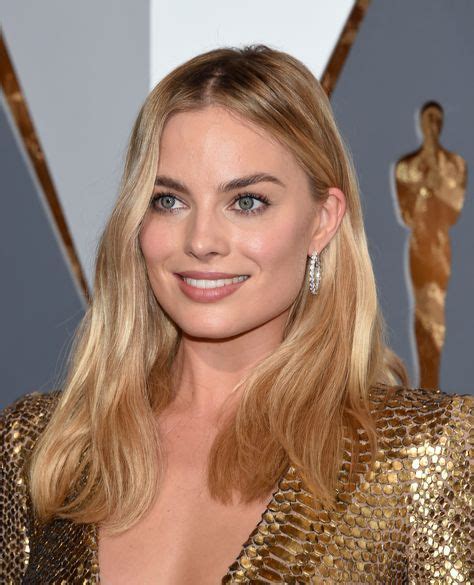 20 Of Margot Robbies Best Hair And Makeup Moments From Short Hair To Brown Hair In 2020 Margot