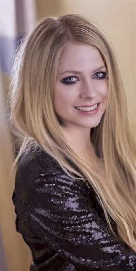 pin by maria edna on avril lavigne in 2021 beauty aging beauty long hair styles