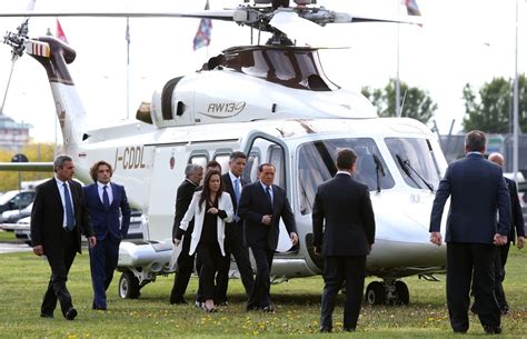 Berlusconi l elicottero del milan. Salone del Mobile, Berlusconi arriva in elicottero e ...