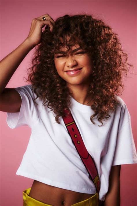 Curly Hair Suits Her Who Is Zendaya Mode Zendaya Estilo Zendaya