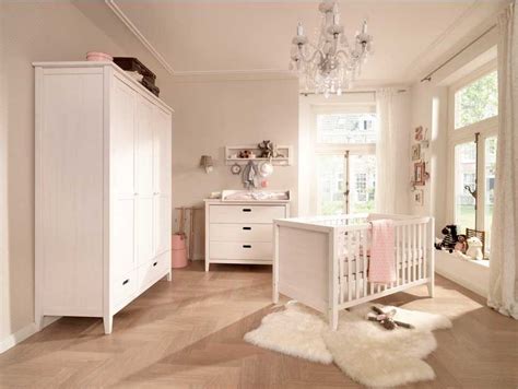 Fast alle eltern, die ein baby erwarten, beginnen noch ziemlich früh über die einrichtung des kinderzimmers nachzudenken. Babyzimmer weiss landhausstil mit kiefernholz babymöbel ...