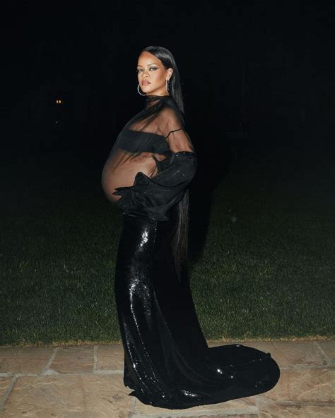 Il Lato Sexy Della Maternità Rihanna Lancia La Sua Capsule