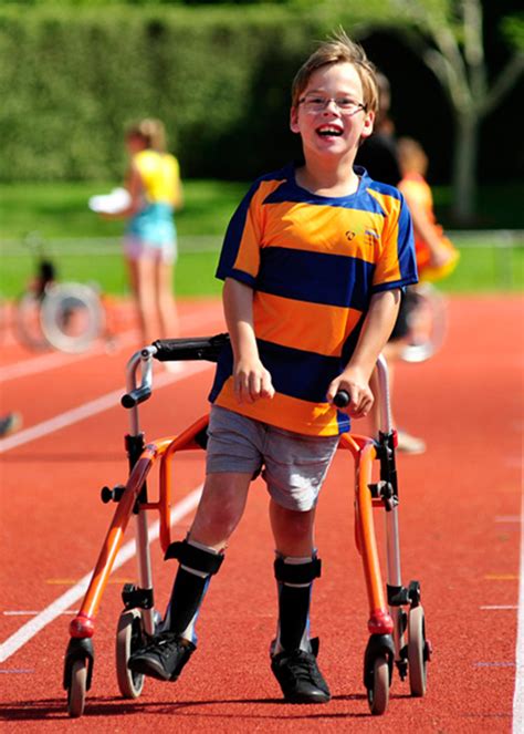 Инвалид с детства с возраста. Дети инвалиды. Дети инвалиды в спорте. Спорт для людей с ограниченными возможностями. Ребенок инвалид Сток.