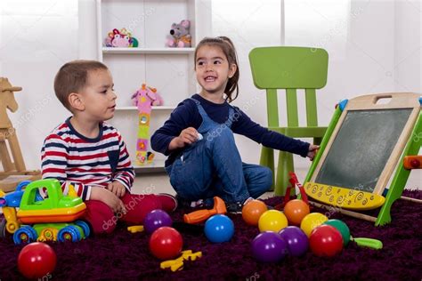 Enfants Jouant Dans La Chambre Image Libre De Droit Par Boggy