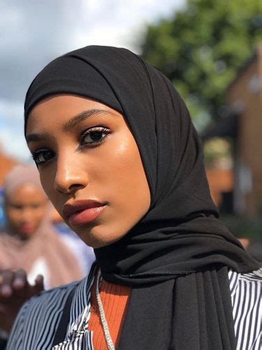 Wanita Keturunan Somalia Ini Jadi Model Hijab Pertama Burberry
