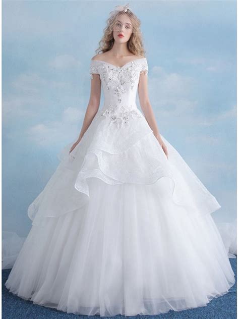 Per coloro che si sono sempre immaginate protagoniste di una favola, per chi cerca eleganza e romanticismo, ecco la nostra selezione di abiti da sposa. Abito da Sposa principessa con scollo omerale e balze in ...