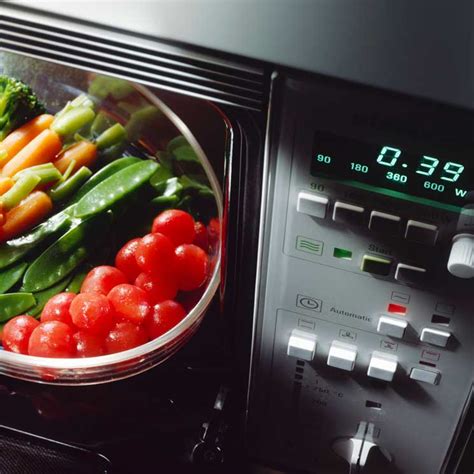 Si quieres saber cómo cocinar arroz en el microondas ahorrando tiempo y cacharros de cocina, aquí te lo contamos. Cómo cocinar verduras en el microondas - Foto 1