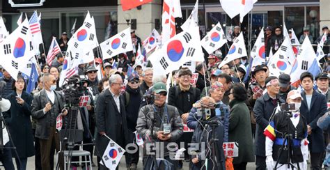 그동안 영남공고에서 벌어진 일을 고려하면 '태극기부대 교사 연수'는 특별한 사건이 아니다. 포토박근혜 탄핵 2년 맞아 모인 태극기부대