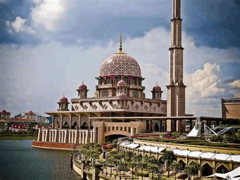 Salah satu karyanya yang nyaris seluruh orang indonesia ketahui merupakan tower kembar petronas di kuala lumpur, malaysia. Kubah Masjid Paling Terkenal Di Dunia