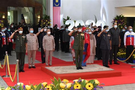 Ia terutama mengecam penguasa arab yang berjuang demi kepentingan sendiri dan sebab itu mengimpikan di brunei darusallam, kerajaan diduga menggunakan syariat islam untuk mengukuhkan kekuasaan. Semangat patriotik tetap dirasai walau dalam norma baru ...