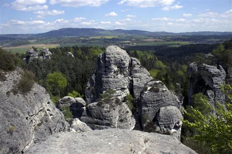 Květen je již dlouho vyhlášen svátkem práce. První máj v Českém ráji | Náš Svět