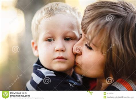 La Madre Con Su Hijo En Su Abrazo De Los Brazos Comunica Juega Foto