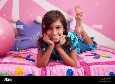 Junges Mädchen Auf Ihr Bett Tragen Ihre Pyjamas Stockfotografie Alamy