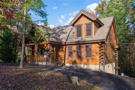 Horsin' around is less than 5 minutes to all of the dinner theaters,… Tennessee Treasure UPDATED 2019: 3 Bedroom Cabin in Pigeon ...