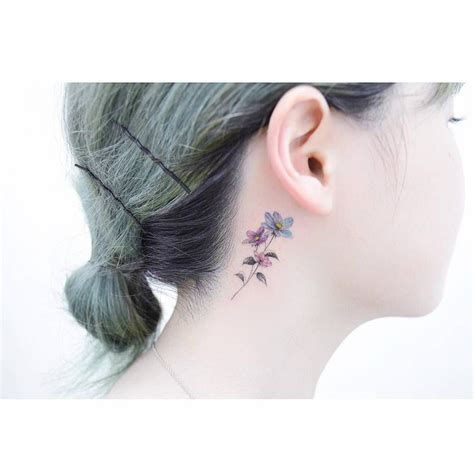 Flowers, being delicate, are generally associated with beauty and softness. Anemone tattoo behind the right ear. | Tatuajes detrás de ...
