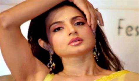 अभिनेत्री अमीषा पटेल के खिलाफ भोपाल कोर्ट ने जारी किया वारंट जानें क्या है मामला up samachar