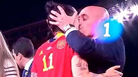 Chủ tịch LĐBĐ Tây Ban Nha sắp nhận cái kết đắng vì nụ hôn gây phẫn nộ