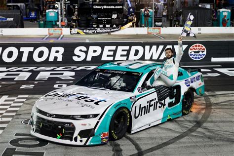 Race tracks across the country host graduation ceremonies. Elliott segura Kyle Busch e vence All-Star da Nascar em ...